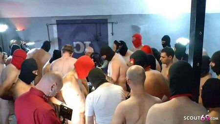 Піхву, наповнену спермою — німецький груповий секс із кремпаєм та буккаке