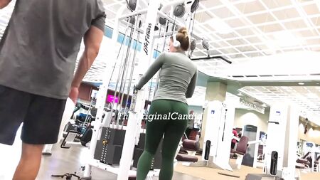 сексуальне тренування в спортзалі в обтягуючих легінсах