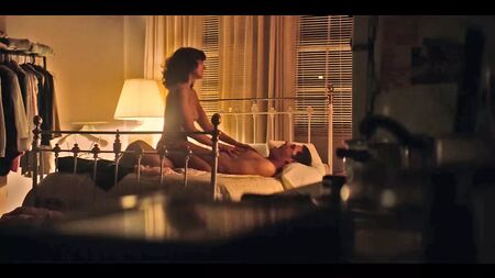 Сцена з оголеною Елісон Брі у серіалі «GLOW» — ScandalPlanet.Com