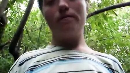 Бездомна дівчина показує свою піхву