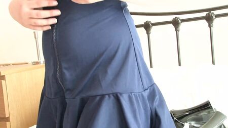 Зваблива дівчина з нетерпінням чекає, щоб скинути одяг і попозувати для тебе оголеною