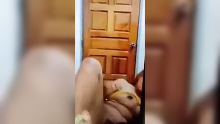 сексуальна модель з М'янми