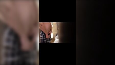 Деякі підглядають за великими членами