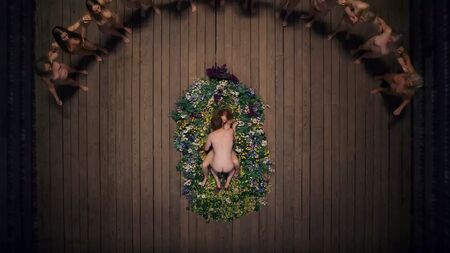 Ізабель Грілл оголена у фільмі «Середина літа» (2019)