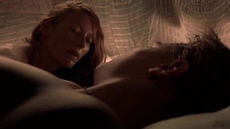 Тільда Свінтон оголена — «Пляж» (2000)