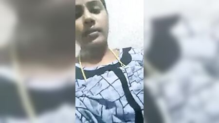 Груди та піхву тамільської тітки