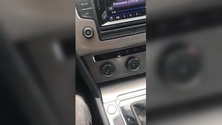 Двоє людей у тюрбанах в автомобілі