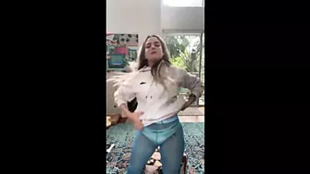 ДжоДжо Левеск показала груди в Instagram