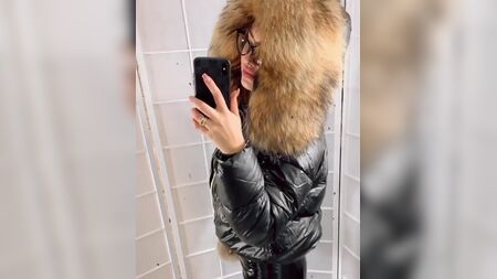 Міс Фур у блискучій пуховій куртці