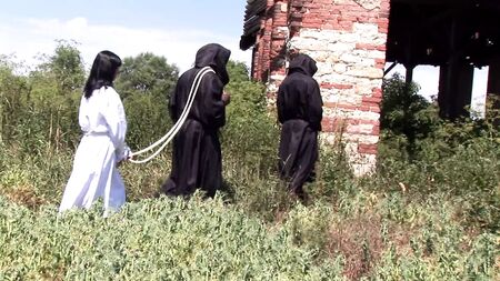 Ця приголомшлива дівчина отримує своє покарання від двох розпусних хлопців