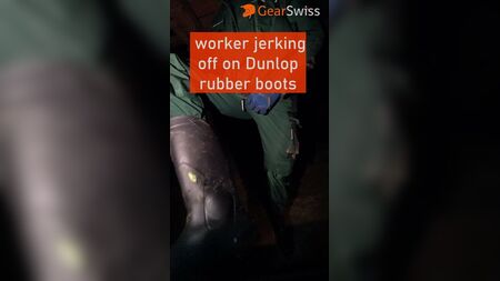 робітник, що дрочить у гумових чоботях Dunlop