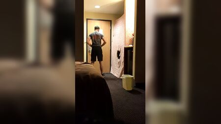 Зустріч через Grindr закінчилася тим, що він закінчив у мене менше ніж за 2 хвилини