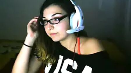 Стрімерка Liianaf на Twitch показує груди та сідниці