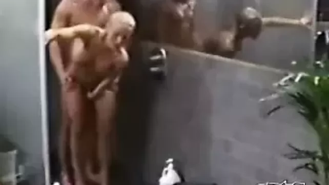 Дәретханадағы аққұба қыздар