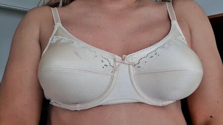 Бюстгальтер з нейлону Ptex розміру 34C тілесного кольору, що обіймає та підкреслює пружні груди