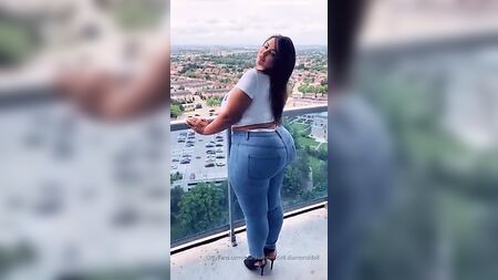 З більшими грудьми, більшою попою, повнішою і сексуальнішою