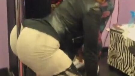 Deelishis — «Dance too much booty in the pants»