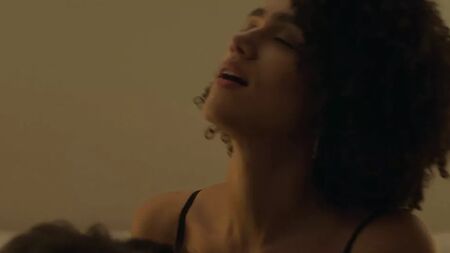 Наталі Емануель та Брітт Лоуер — «Holly Slept Over»