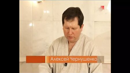 Чоловік робить масаж оголеній моделі Валентині Колесниковій у хамамі