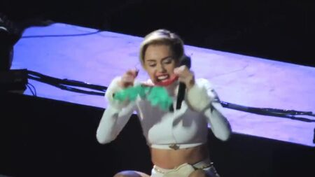 Майлі Сайрус — Hot 99.5 Jingle Ball 2013
