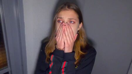 Прямо тут? В під'їзді?