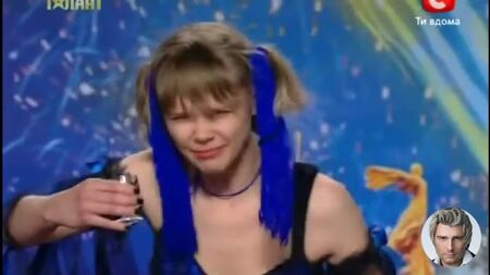 Розсунула ноги на сцені (повна версія)