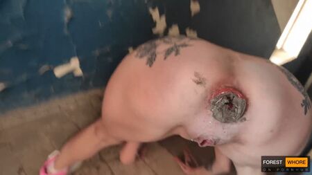 Пхає ГРЯЗЬ у ЖОПУ і ЖЕРЕТЬ сміття Forest Whore - Hardcore risky public play and extreme dirty humiliation, Amateur, Ukraine Pissing
