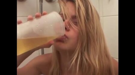 amateur_pissslut_swallow гидливо п'є сечу плювки в рот piss spit