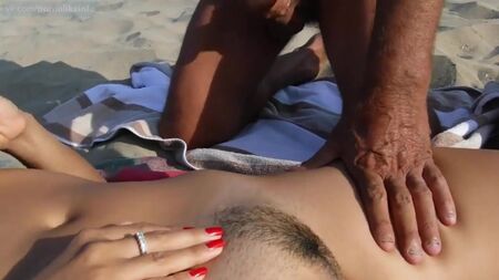 Два мужики дрочать член і кінчають на голу дівчину на пляжі (handjob, cumshot, pov, nudism, orgasm, hairy, еякуляція, мастурбація)