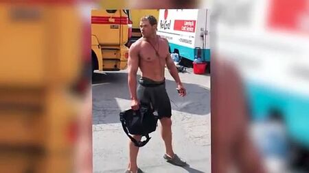 Келлан Лутц демонструє підтягнуте тіло під час зйомок "Геркулеса 3D