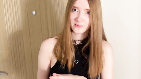 Мила дівчина-кур'єр вибачилася за довгу доставку