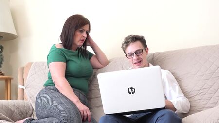 Тітка спокусила племінника ботана