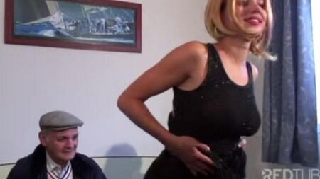 Старий замовив молоду повію до свого будинку