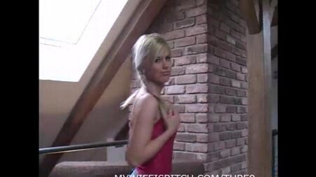 Молода красуня показала попку, кицьку та Сісі