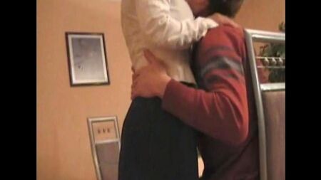 Зрілий грудаста вчителька та юнак