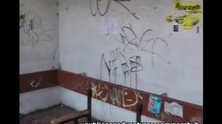 Дівчина не проти смоктати члена в громадських місцях
