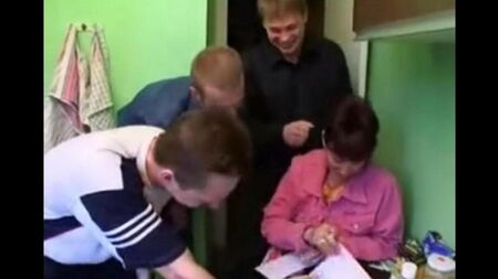 Російська мати та троє хлопців одночасно