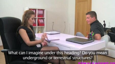 Чоловік на кастингу в жінці