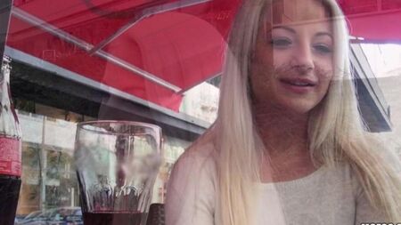Приватне порно з сексуальною блондинкою