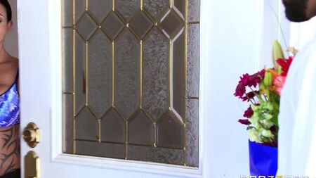 Спокушений силіконовими сиськами і попросив великого чорного півня