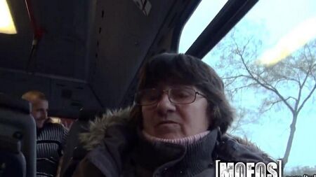 Безпосередньо в автобусі трахнув дівчину в дупі