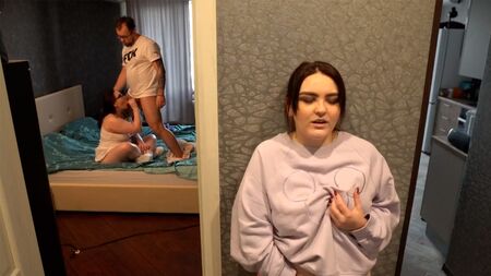 Вони трахаться там, і моя пизда на збудження