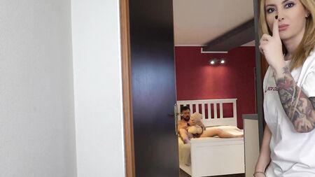 Він зруйнував сюрприз на день народження і трахнув свій подарунок!