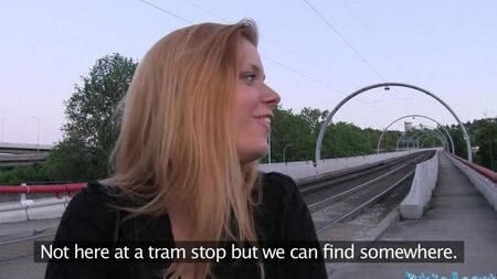 Гаряча блондинка трахнула на Карачі в кущах