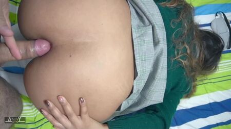 Мила школярка вперше відчуває біль під час анального сексу. Справжній аматорський секс
