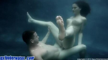 Секс під водою з прекрасною брюнеткою