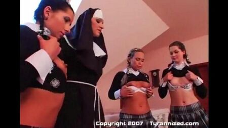 Черниця змусила трьох дівчат займатися сексом