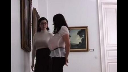 Великі сиськи з двох лесбіянок у музеї