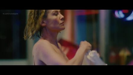 Розамунд Пайк оголена (прозорий наряд) — «Мені не все одно» (2020) HD 1080p Дивитися онлайн / Розамунд Пайк — «Аферистка»