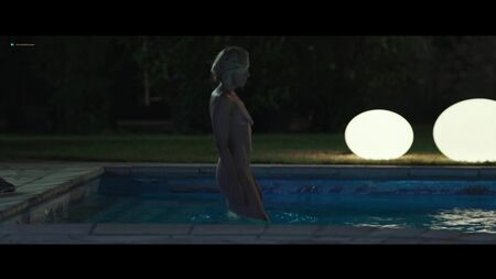 Тоні Коллетт оголена — «Мадам» (2017) HD 1080p WEB